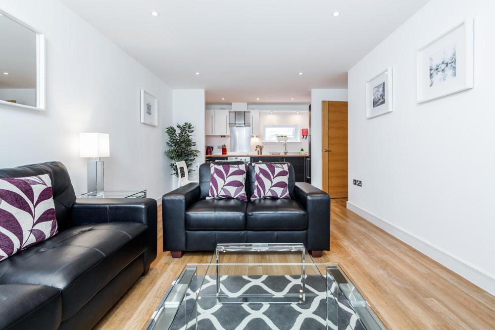 Roomspace Serviced Apartments - Abbot'S Yard Guildford Eksteriør billede
