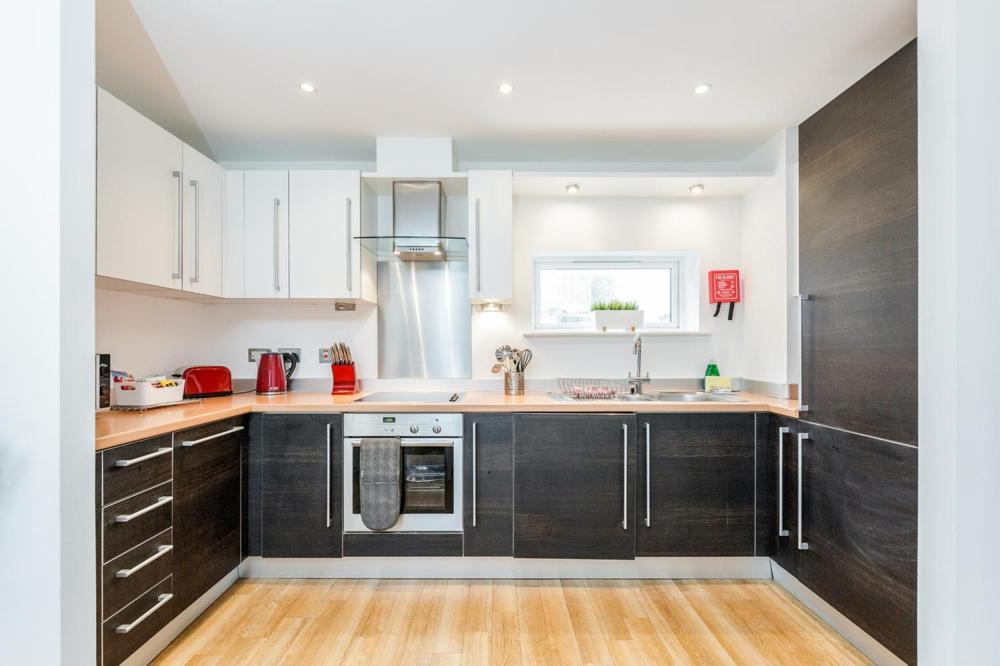 Roomspace Serviced Apartments - Abbot'S Yard Guildford Eksteriør billede